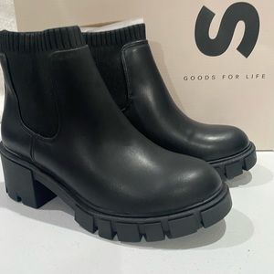 Women’s black ankle boot